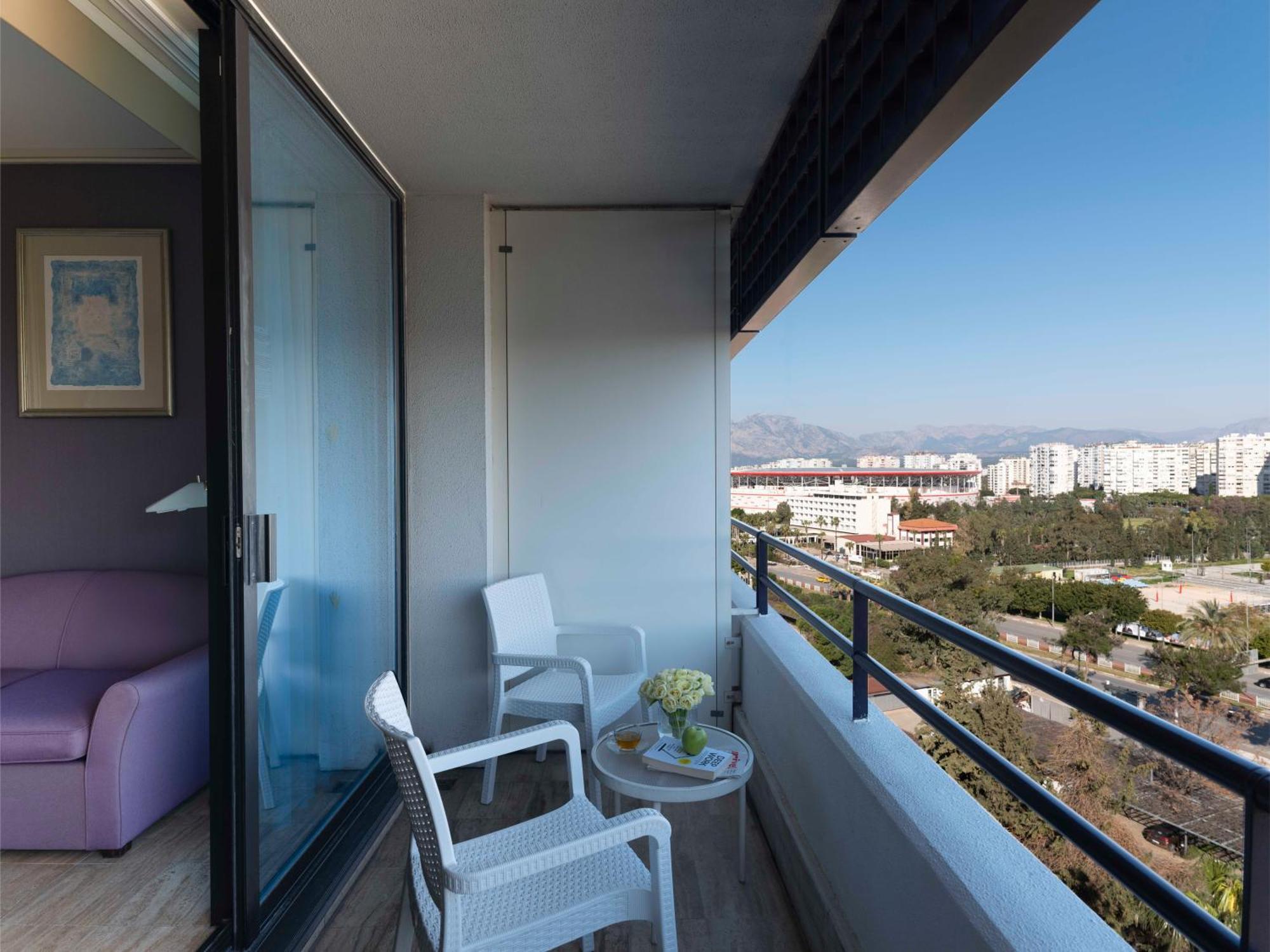 里克斯市中心酒店 安塔利亚 外观 照片 A balcony